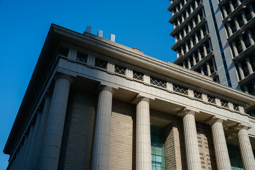 Obligacje Komunalne: Ratusz z zegarem, symbol obligacji i strategii carry trade