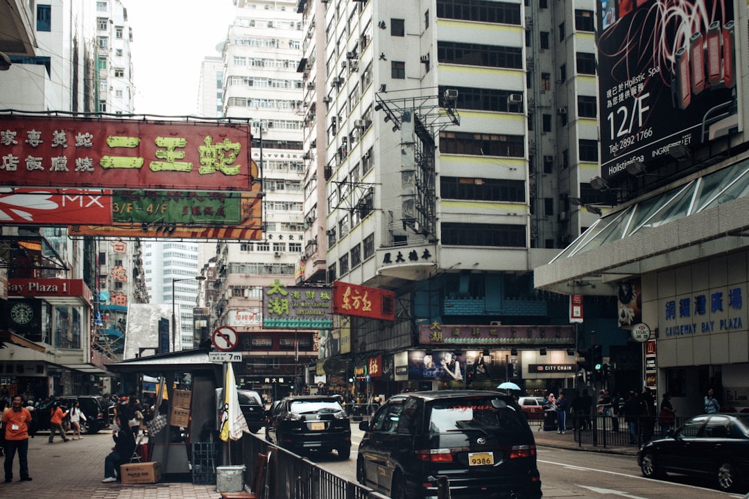 홍콩 금융가 고층 빌딩: 홍콩 50지수 20,618 돌파, 거시경제 신중론 반영.
