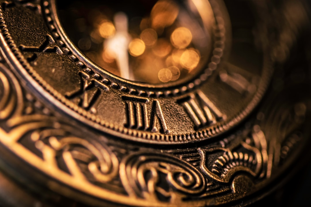 Decoração dourada e preta simboliza trading tático em oscilações de mercado.