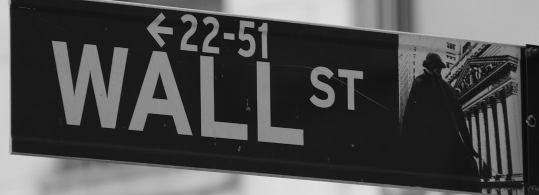 Wall Street sign, symbolizing AEX Index NL25 strategy and USD softness