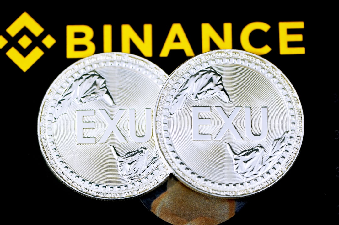 Moneda BNB sobre textil negro/amarillo: volatilidad de Binance Coin y vientos en contra.