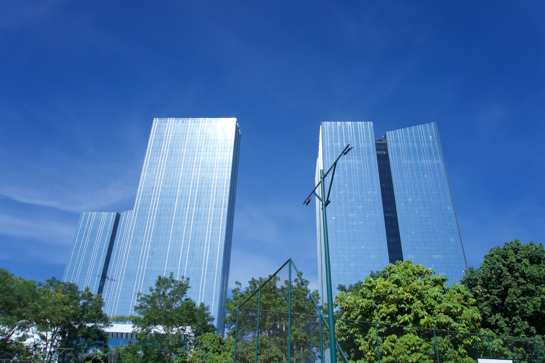 現代玻璃摩天大樓,象徵2026年商業房地產及再融資風險。