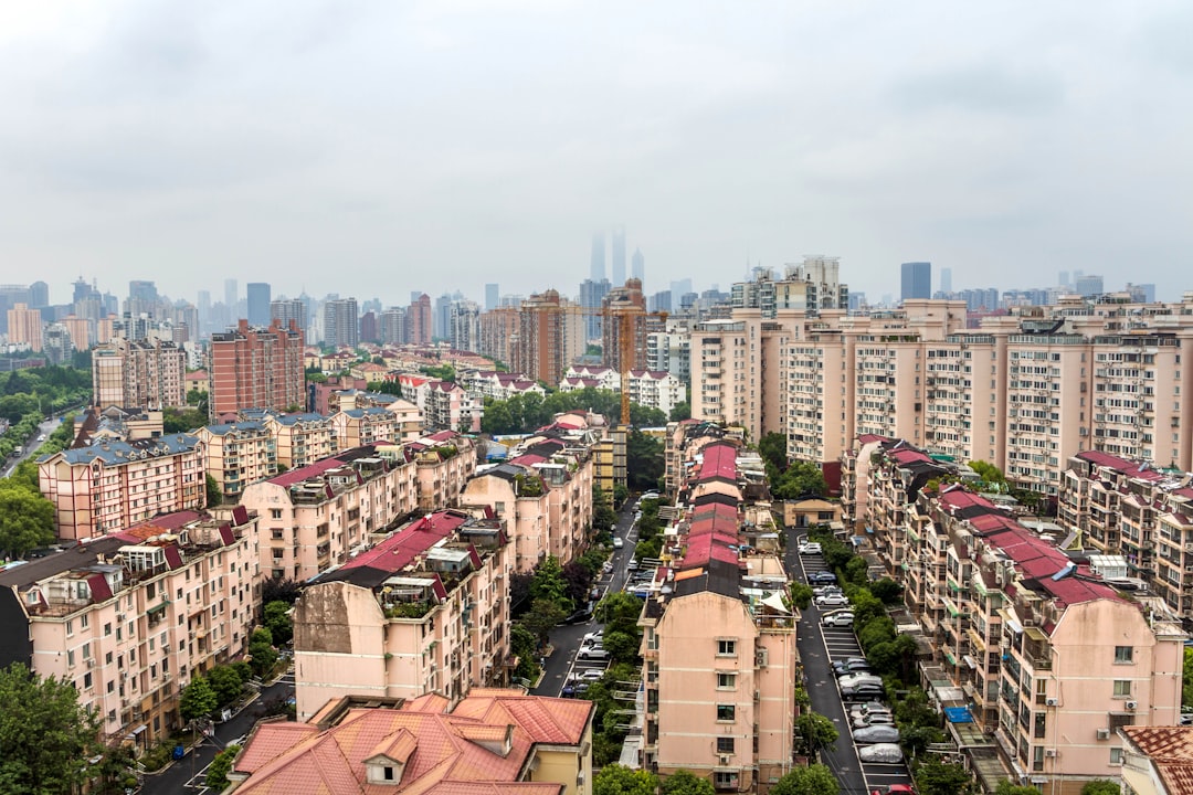 Landskap bandar China: bangunan tinggi & kereta mencerminkan perlahan pasaran hartanah.