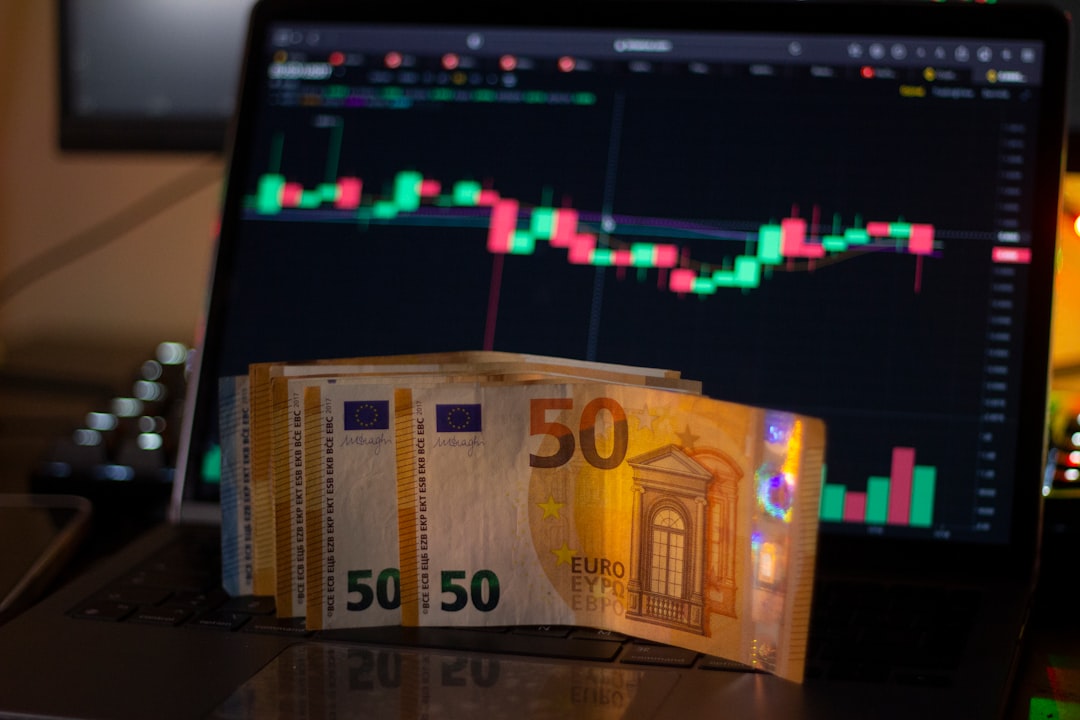 AUD/NZD chart on laptop: Trading the 1.16000 pivot zone analysis