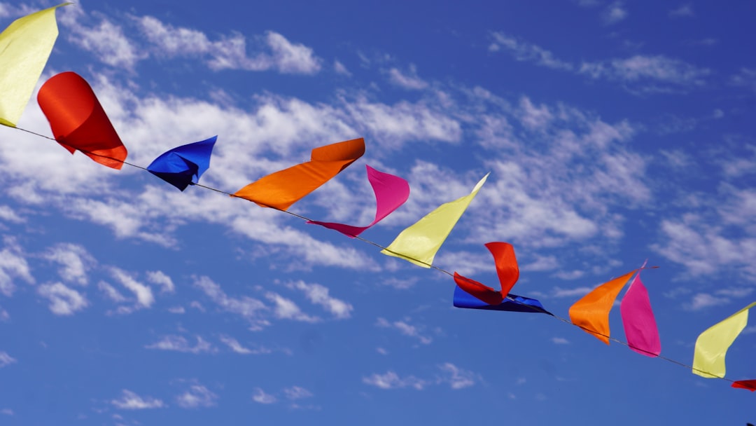Kite (KITE) analysis: Colorful flags symbolize rise amid macro risk hedging.