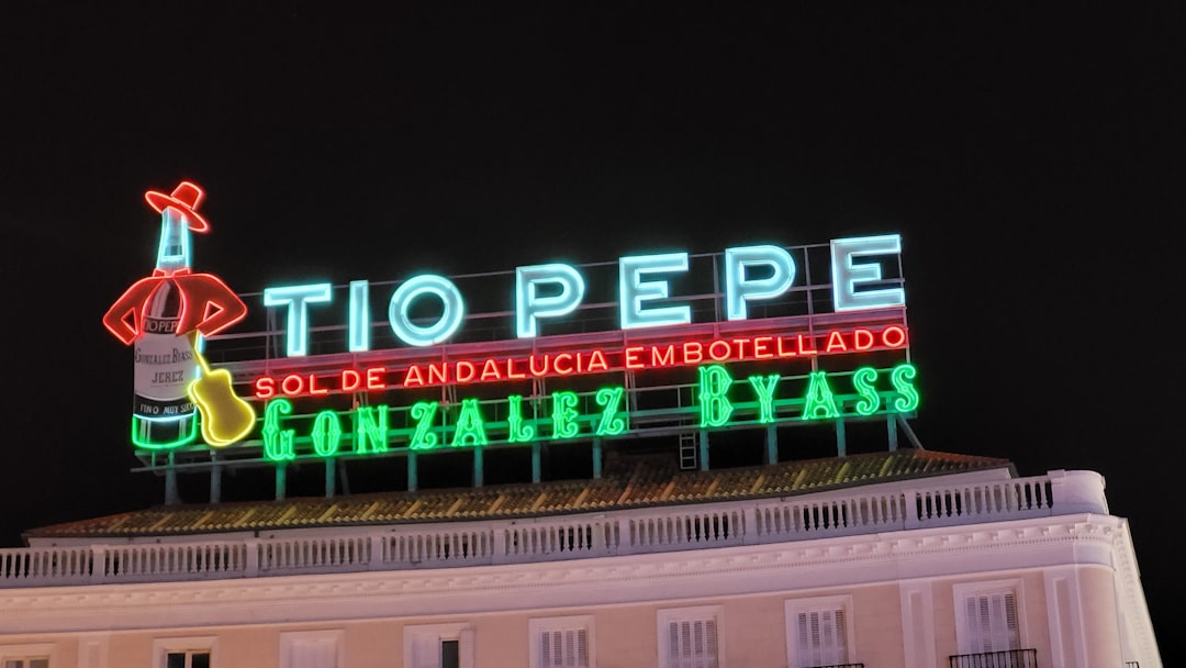 Pepe (PEPE) $0.00000368 acima: Letreiro neon gigante em prédio