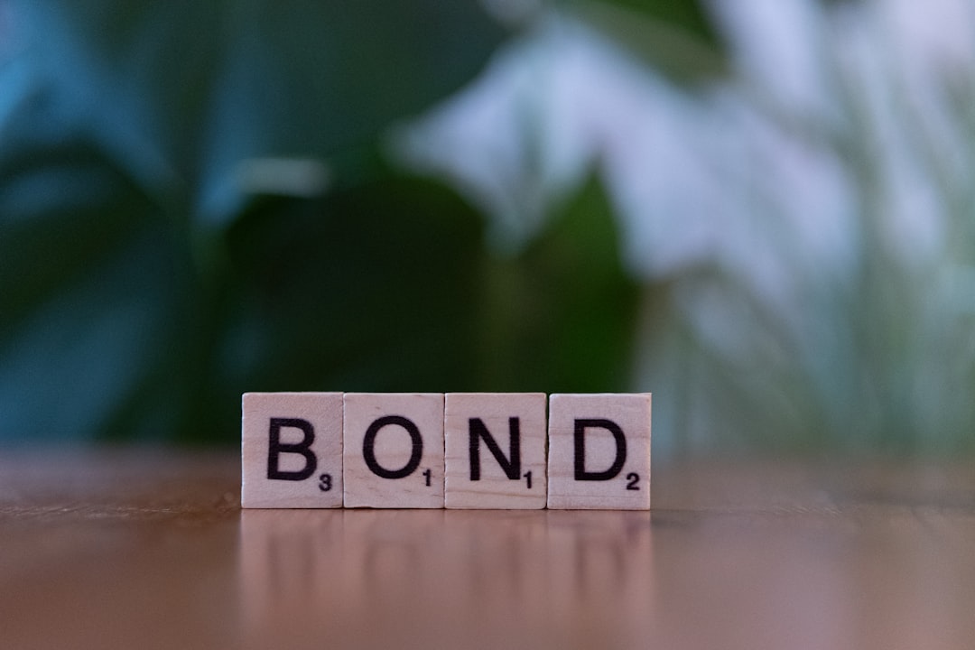 Τουβλάκια Scrabble γράφουν "BOND", εξηγώντας γιατί μισούμε τα ομόλογα.