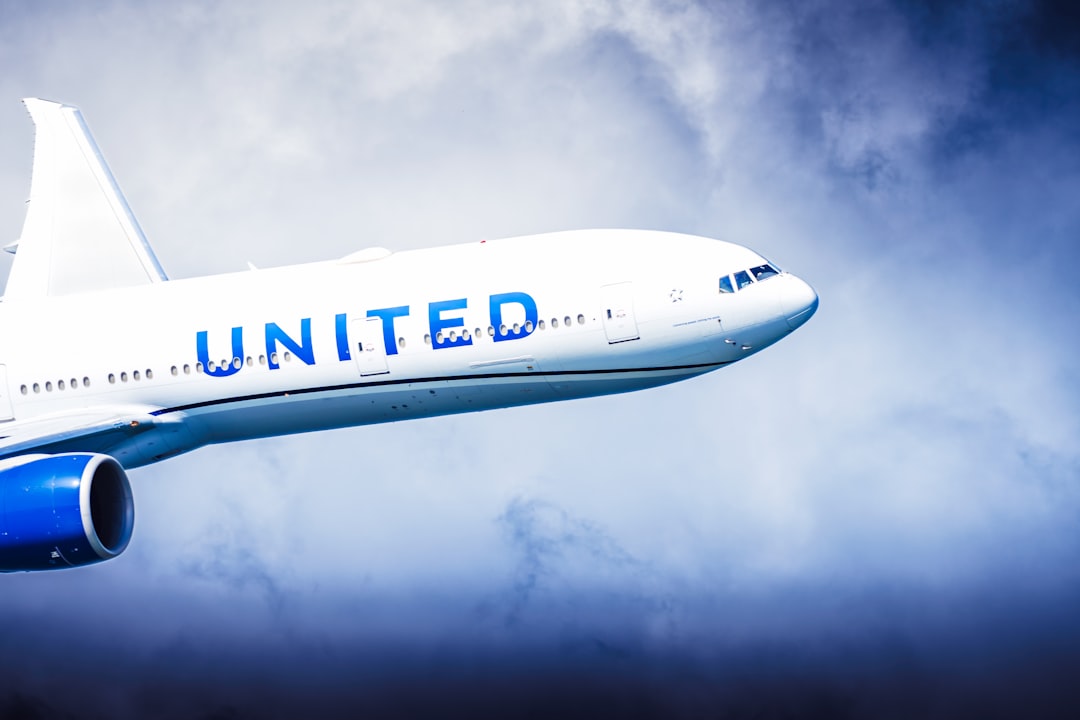 Avion United Airlines dans les nuages, lié aux résultats UAL T4 : demande, coûts carburant.