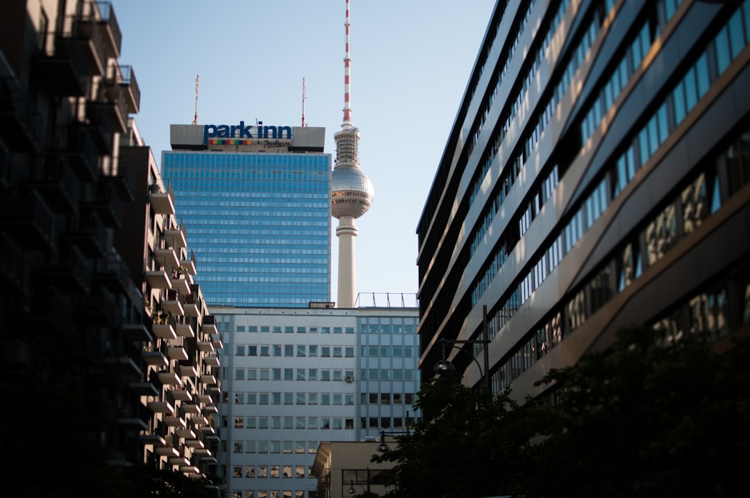 Deutsche Bank Q4 earnings strategy: Curtain wall building symbolizing financial strength.