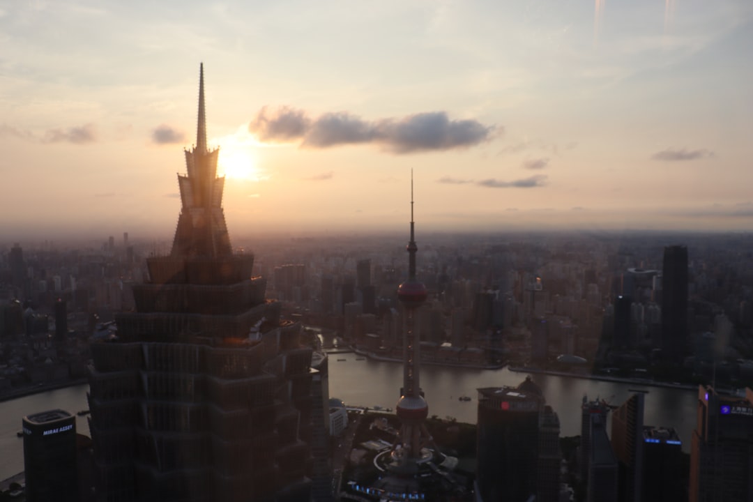 Hang Seng (HK50) à 27 229, bourse et coucher de soleil sur la ville