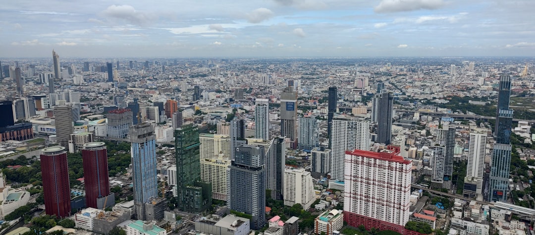 Bangkok cityscape: Regulasi emas online Thailand dan volatilitas Baht.