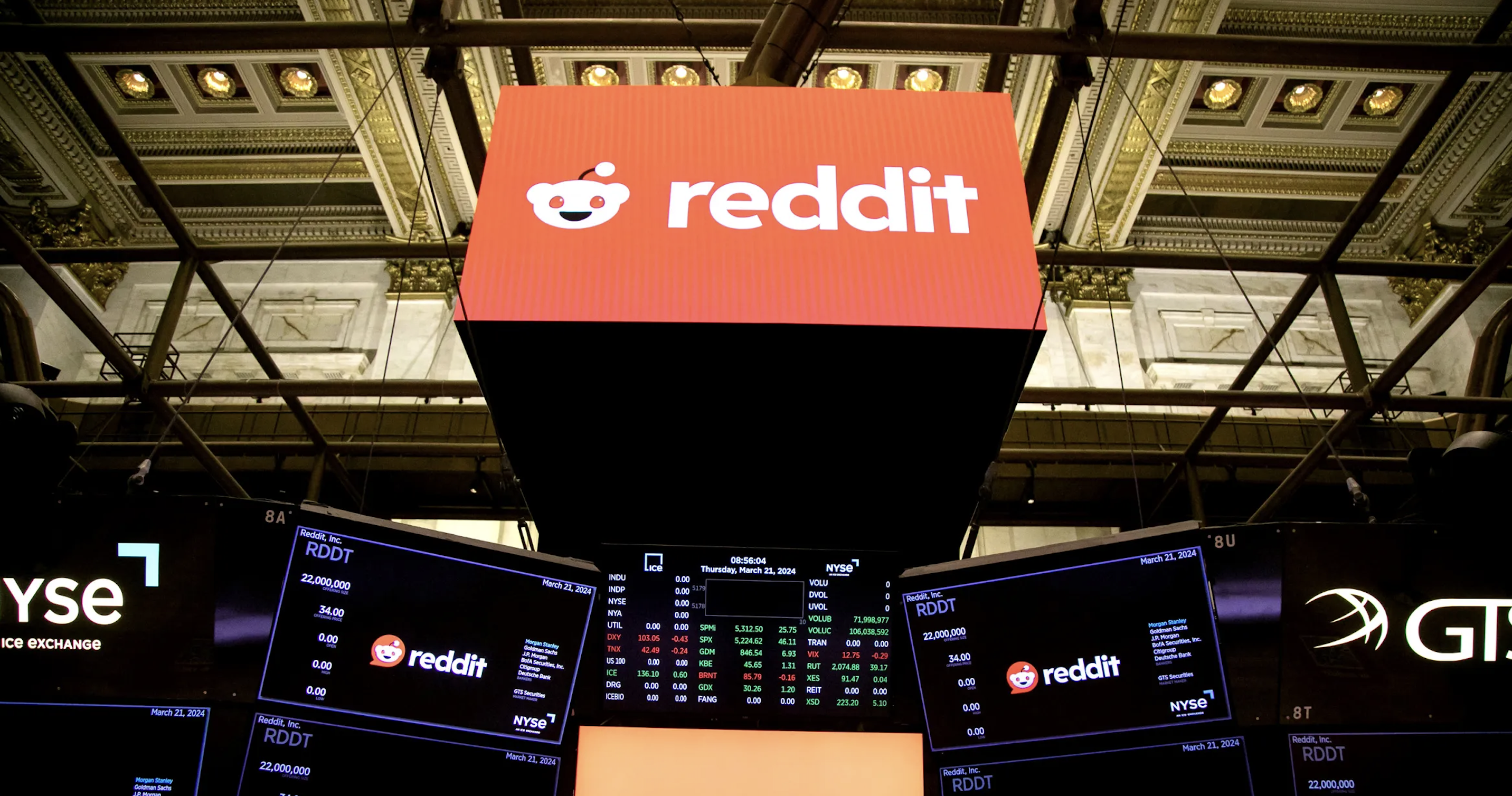 A visual representation of traders navigating Reddit discussions to find reliable forex signals among various opinions and advice.