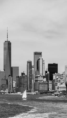 Chart illustrating a decline in Belgium's business climate index, showing a downward trend with a red arrow.