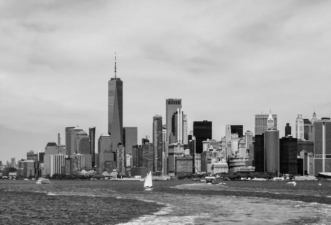 Chart illustrating a decline in Belgium's business climate index, showing a downward trend with a red arrow.