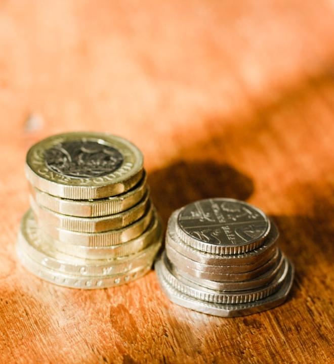 Bond market charts showing yield curves and US 10Y Treasury data