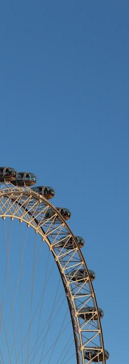 Oil rigs at sunset symbolizing Brent Crude market dynamics and geopolitical risk.