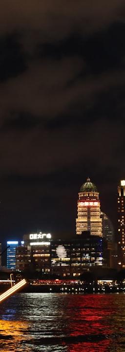 Central bank officials discussing monetary policy, symbolizing divergence.