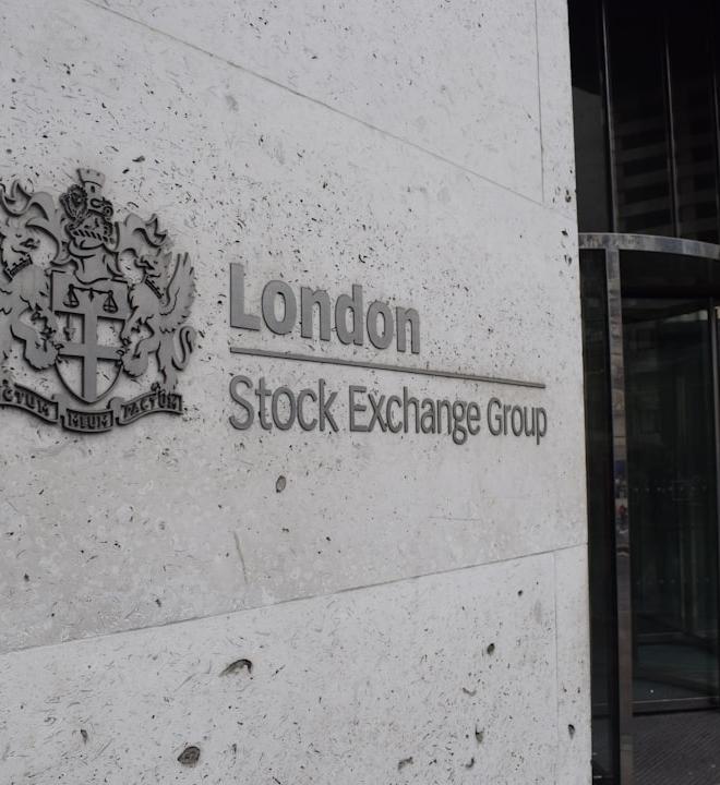 Oil derricks against a sunset, symbolizing crude oil prices influenced by geopolitical tension