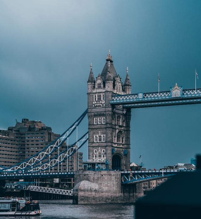 Delek Logistics Partners (DKL) logo against a backdrop of a financial chart, symbolizing Q4 2025 earnings analysis.