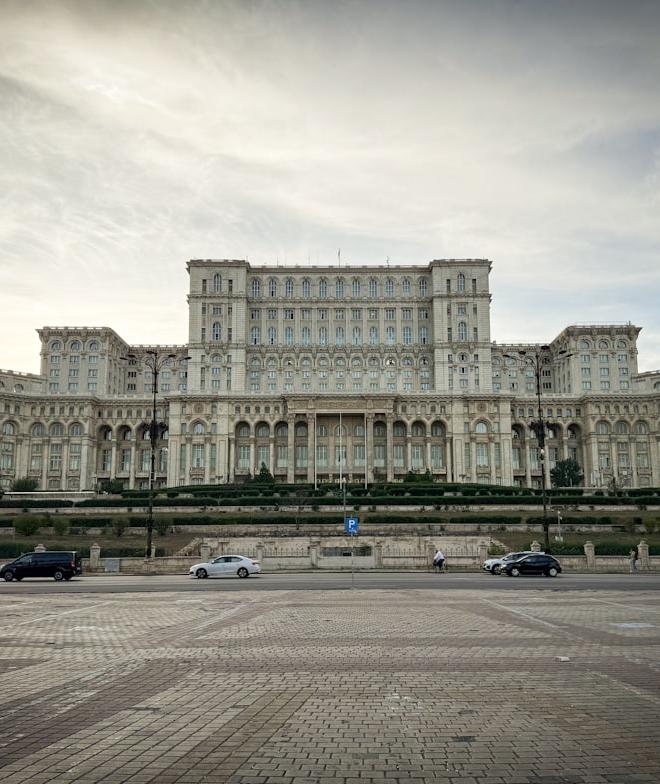 EURNZD chart showing key support and resistance levels, indicating volatility and policy divergence