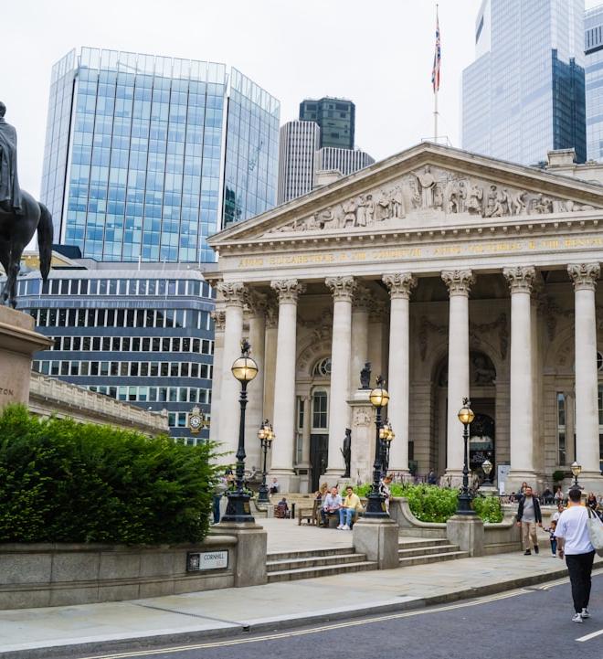 GBPUSD chart showing consolidation around key technical levels