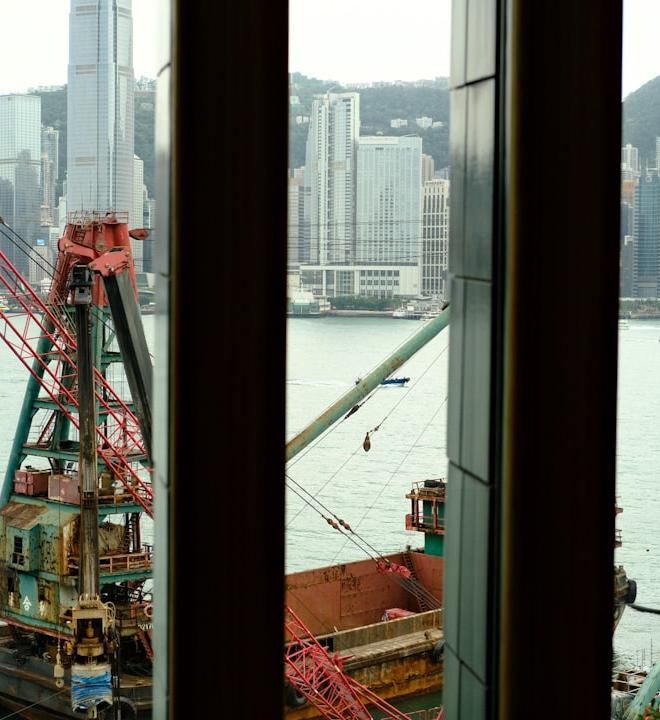 HK50 index chart showing consolidation and key technical levels.