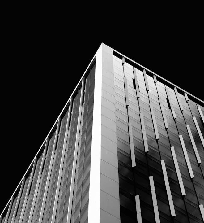 Straits Times Index chart showing current market volatility and geopolitical impacts.