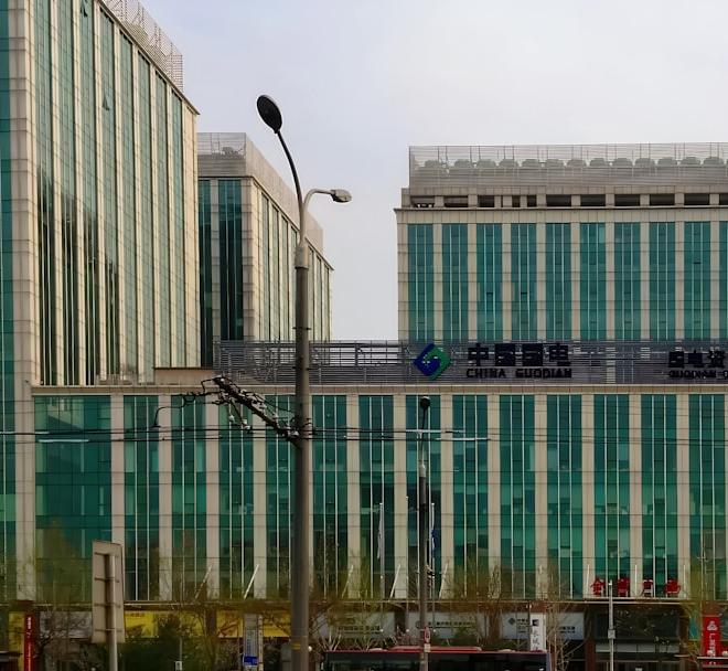 A graph showing the volatility of TTF Gas prices with geopolitical news in the background, representing the weekend settlement and next-week risk map.