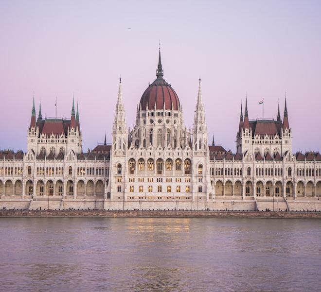 TTF Gas price chart showing a significant surge, with geopolitical headlines in the background.