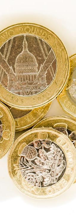 Bond market trading screens showing UK Gilt and US Treasury yield curves