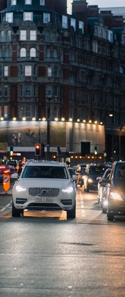 US 30-Year Treasury Yield chart analysis and Federal Reserve building