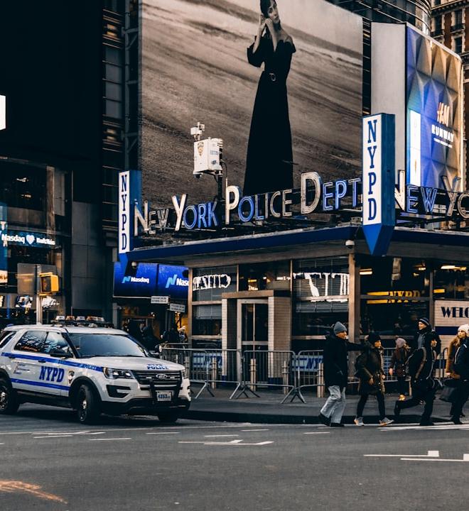 US100 Index chart showing price movements and key support/resistance levels against a geopolitical backdrop.