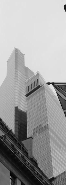 US100 index chart showing technical levels amidst rising geopolitical tensions