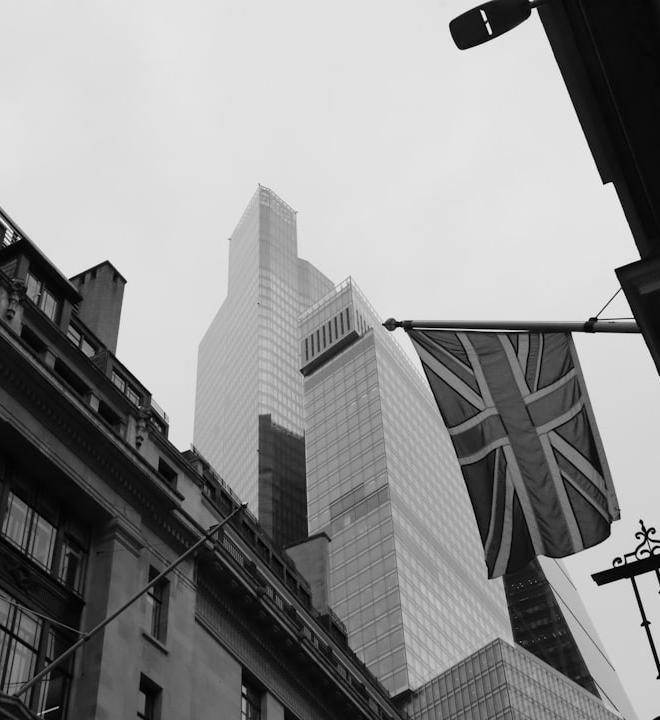 US100 index chart showing technical levels amidst rising geopolitical tensions