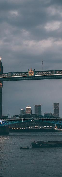 US30 index chart showing consolidation and key technical levels amidst geopolitical tensions