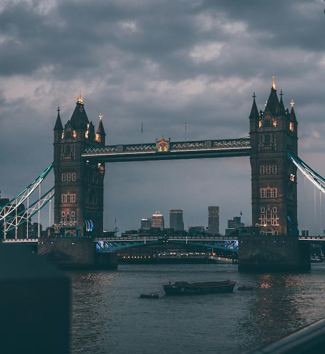 US30 index chart showing consolidation and key technical levels amidst geopolitical tensions