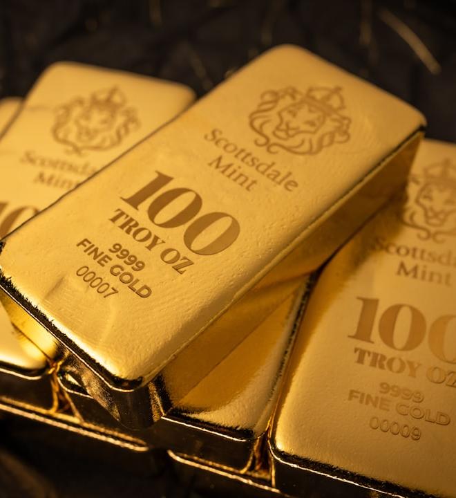 US30 Industrial Average chart displaying key support and resistance levels with geopolitical and economic news headlines in the background