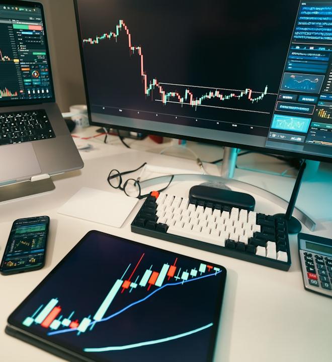 ETF LQD : Écrans affichant des graphiques boursiers sous pression de duration sur crédit qualité.