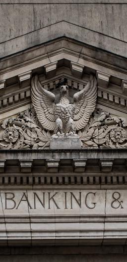 Edifício de concreto com estátua: Bunds e Treasuries como refúgio seguro diante do fiscal slippage.