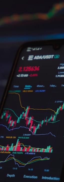 Kripto Toncoin TON pada telefon, gambarkan volatiliti kadar & ayunan makro.