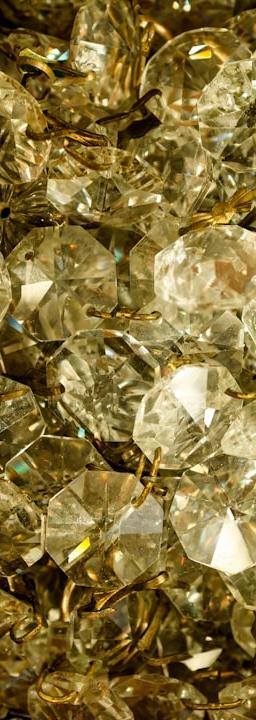 A close up of a bunch of diamonds